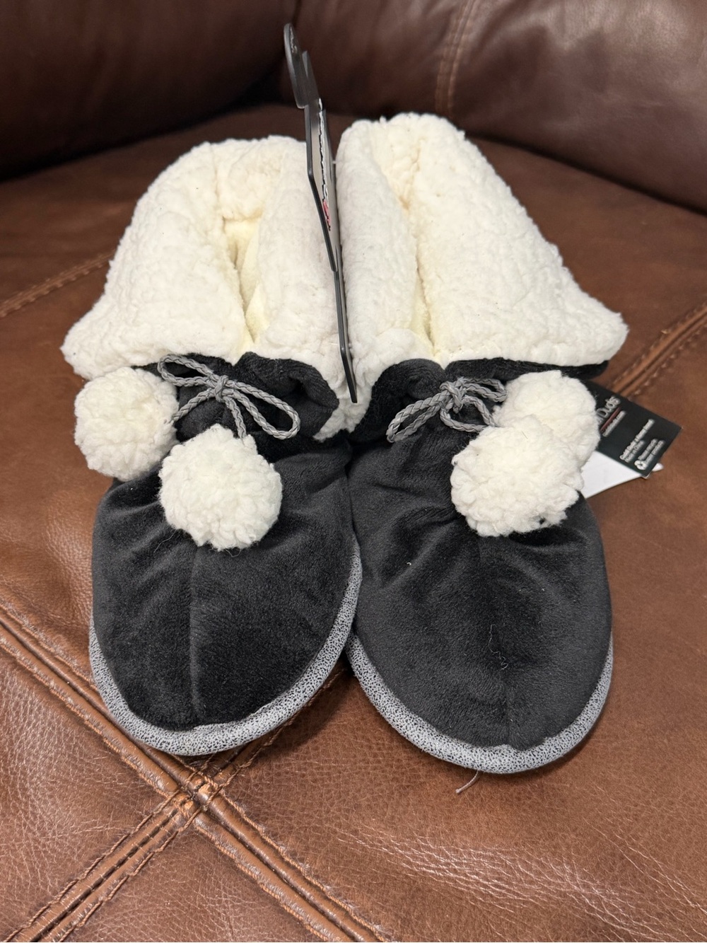 Cozy Sherpa NWT!! Pom-Pom Slipper Boots in Black and Cream Sz 5-6…..112